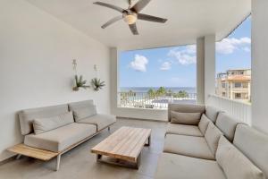 uma sala de estar com um sofá e uma mesa em Grand Windsock Bonaire em Kralendijk