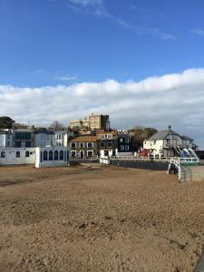 a view of a town with buildings and a beach at Flintback Cottage 3 Bedroom Ensuite Great Location in Kent