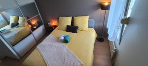 Кровать или кровати в номере Stylish 1-bedroom flat with beautiful terrace , for a cosy Retreat