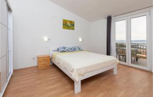 Ένα ή περισσότερα κρεβάτια σε δωμάτιο στο Cozy Home In Rabac With House Sea View