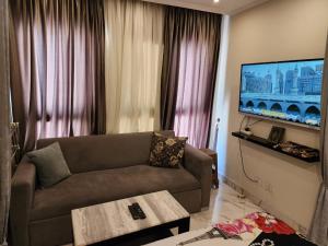 Port Said的住宿－بورتوسعيد Porto Said，带沙发和平面电视的客厅