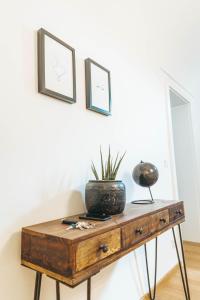 a wooden table with a plant on top of it at Apartment an der Rugenstiege in Steiner Altstadt in Krems an der Donau