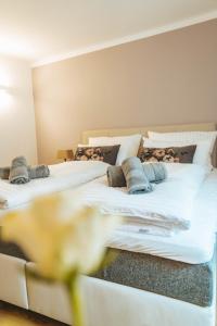 two beds with pillows on them in a bedroom at Apartment an der Rugenstiege in Steiner Altstadt in Krems an der Donau