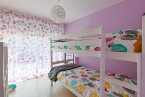 een slaapkamer met paarse muren en een stapelbed bij "Logis Debussy"- Saintes in Saintes