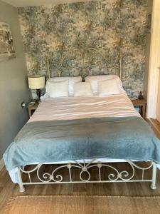 1 cama grande en un dormitorio con pared en Driftwood by the Sea, en Brighton & Hove