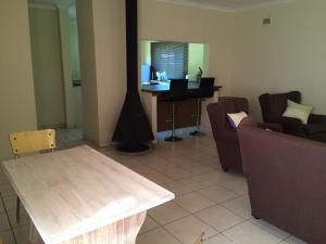 Posezení v ubytování Moya Cottage