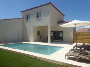 a swimming pool in the backyard of a house at la Luna in Lapalme