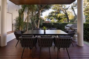 patio con tavolo e sedie su una terrazza di Beach Retreat a Sydney
