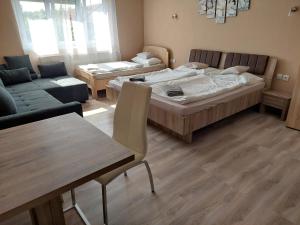 Postel nebo postele na pokoji v ubytování Oázis Vendégház és Appartman