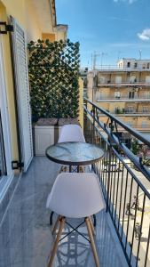 Ágios RókkosにあるSM Luxury Penthouse Corfuのバルコニー(テーブル、椅子2脚付)