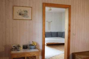 Zimmer mit einem Zimmer mit einem Bett und einem Tisch in der Unterkunft Aussichtsreich Odenwald in Wald-Michelbach