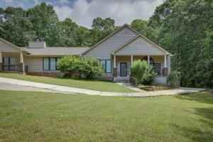 une maison avec une pelouse devant elle dans l'établissement Single-Story Home about 7 Mi to Old Towne Conyers!, à Conyers