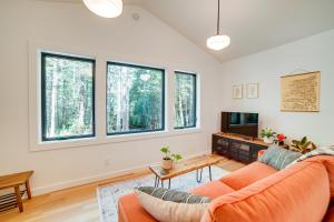 ein Wohnzimmer mit 2 Sofas und einem TV in der Unterkunft Peaceful Mendocino Cottage Surrounded By Redwoods in Mendocino