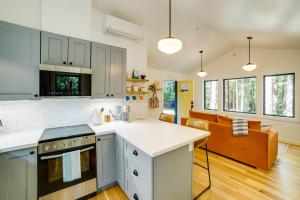 eine Küche mit weißen Schränken und einer Arbeitsplatte in der Unterkunft Peaceful Mendocino Cottage Surrounded By Redwoods in Mendocino