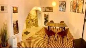 einen Tisch und Stühle in einem Zimmer mit Flur in der Unterkunft Casa Via De La Plata in Cáceres