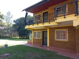 Leandro N. Alem的住宿－Departamento Villa Libertad，带阳台和门廊的砖屋