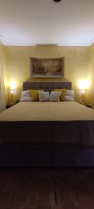 - une chambre avec un grand lit et des oreillers jaunes dans l'établissement Boom House Fruska Gora, à Irig