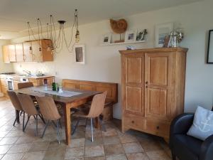- une cuisine avec une table à manger en bois et des chaises dans l'établissement Vliet Huis, à Medemblik