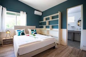 Una cama o camas en una habitación de Grande villa, vue 360° sur lagon 12 fotos más