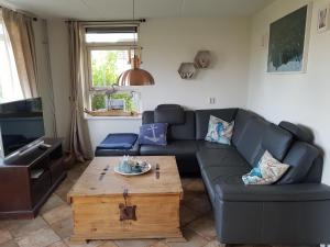 sala de estar con sofá y mesa de centro en Vliet Huis en Medemblik