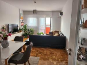 uma sala de estar com uma mesa e um sofá em ONE bedroom apartment - close the CITY CENTER! PRISHTINA em Pristina