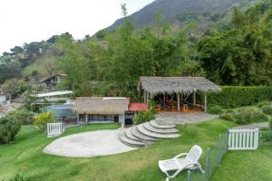 un giardino con padiglione, tavolo e sedie di Los Elementos a Santa Cruz La Laguna