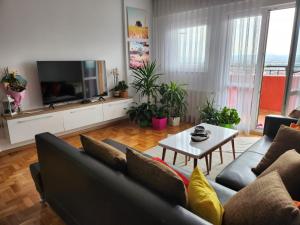 uma sala de estar com um sofá e uma mesa em ONE bedroom apartment - close the CITY CENTER! PRISHTINA em Pristina