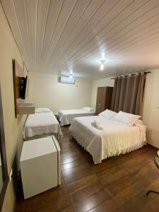 費爾南多迪諾羅尼亞的住宿－Casa da Tetê，酒店客房设有两张床和天花板