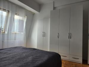 um quarto com armários brancos e uma cama em ONE bedroom apartment - close the CITY CENTER! PRISHTINA em Pristina