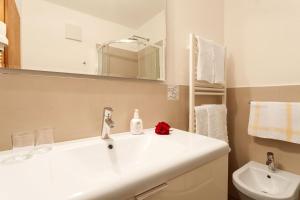 シェーナにあるHotel Walderの白いバスルーム(洗面台、トイレ付)