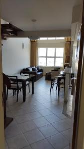 - un salon avec un canapé et une table dans l'établissement Hotel City Hall, à São José dos Campos