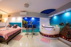 una camera con piscina, letto e vasca di Jacuzzi Apartment Zen a Cracovia