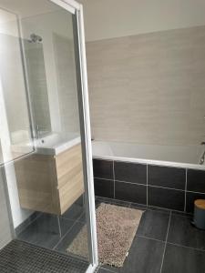 ein Bad mit einer Badewanne, einem Waschbecken und einer Dusche in der Unterkunft La Villa des Amarelles à Pornic - labellisée 3* in Pornic