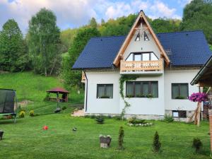 ein Haus mit Sonnenkollektoren auf dem Dach in der Unterkunft Casa Nectaria in Moieciu de Jos