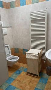 uma casa de banho com um WC e um lavatório em Casa Silvana em Piano di Sorrento