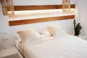 A bed or beds in a room at Akrotiri