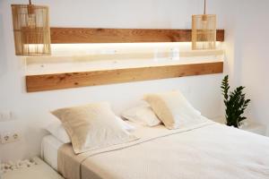 A bed or beds in a room at Akrotiri