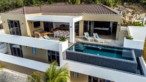 una vista aérea de una casa con piscina en Ocean Sunset Villa luxury stay max. 14 people, en Dorp Sint Michiel