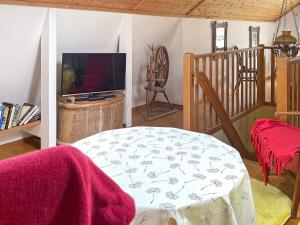 uma sala de estar com uma televisão e uma mesa em Holiday home LIDKÖPING X em Tallbacken