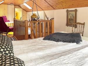 1 dormitorio con 1 cama grande en una habitación en Holiday home LIDKÖPING X, en Tallbacken