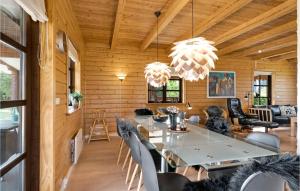 Restoran ili drugo mesto za obedovanje u objektu Beautiful Home In Glesborg With Sauna