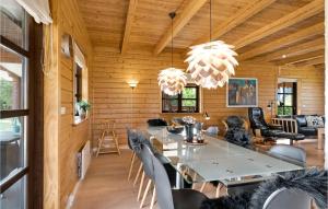 TvedhuseにあるAmazing Home In Glesborg With 5 Bedrooms, Sauna And Wifiのダイニングルーム(テーブル、椅子付)