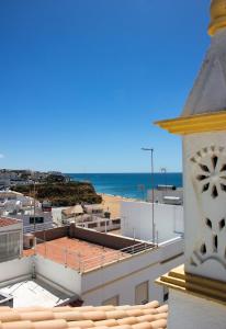 a view of the beach from the roof of a building at Casa Maria in Albufeira +2 photos