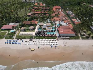 uma vista aérea de um casamento na praia em Ocaporã Hotel All Inclusive em Porto de Galinhas