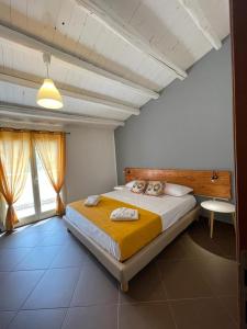 ein Schlafzimmer mit einem großen Bett in einem Zimmer in der Unterkunft Sweet Life in Palermo
