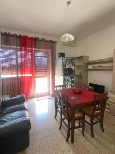 ein Wohnzimmer mit einem Tisch und einem Sofa in der Unterkunft La casa di Francesca in Matera