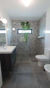 La salle de bains est pourvue d'un lavabo et de toilettes. dans l'établissement MyHome Olhão, à Olhão
