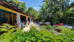 Um jardim em Pousada Tropical Araçatiba