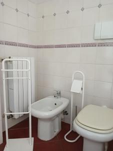 Koupelna v ubytování Villetta con giardino a due passi dal mare