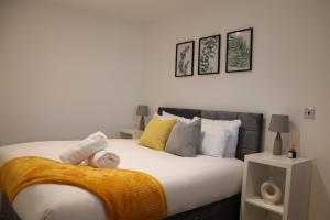 Un pat sau paturi într-o cameră la Clock Tower Retreat - Central - Seaside and Shops